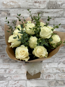 12 White Roses Hand-Tie