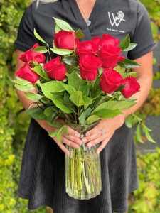 12 Lush Red Roses