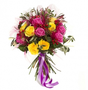  - Bouquet of yellow and pink roses enriched with seasonal green … a floral tribute for those who love originality!

